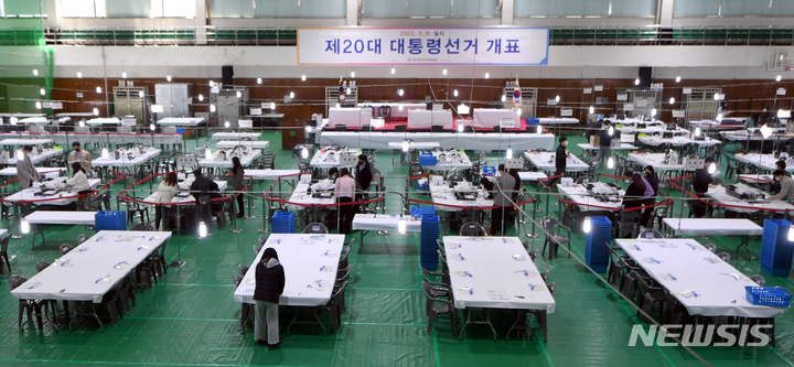 [광주=뉴시스] 류형근 기자 = 20대 대통령 선거를 하루 앞둔 8일 오후 광주 북구 전남대학교 체육관에 설치된 개표소에서 개표관리원들이 개표에 대비해 점검을 하고 있다. 2022.03.08. hgryu77@newsis.com