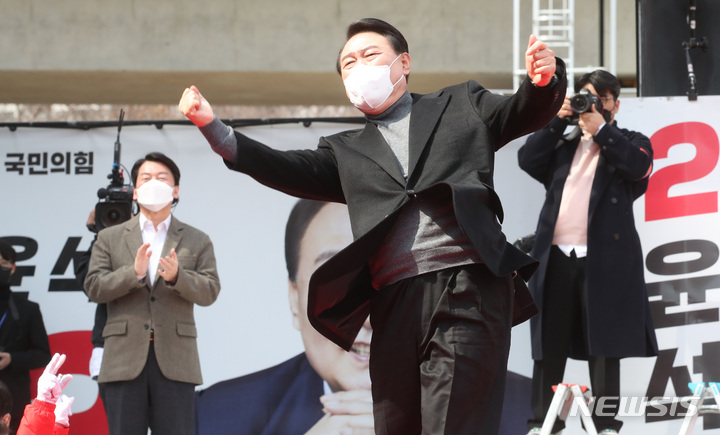 [부산=뉴시스] 전신 기자 = 윤석열 국민의힘 대선후보가 대선을 하루 앞둔 8일 부산 연제구에서 열린 "국민이 승리합니다" 부산 거점 유세에서 어퍼컷 세리머니를 하고 있다. 2022.03.08. photo1006@newsis.com
