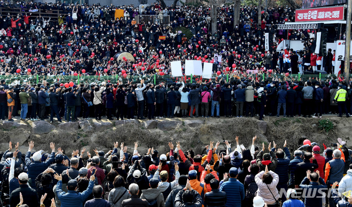 [부산=뉴시스] 전신 기자 = 윤석열 국민의힘 대선후보가 대선을 하루 앞둔 8일 부산 연제구에서 열린 "국민이 승리합니다" 부산 거점 유세에서 지지자들에게 한 표를 호소하고 있다. 2022.03.08. photo1006@newsis.com