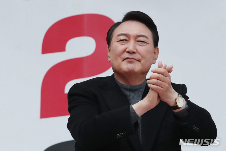 [부산=뉴시스] 전신 기자 = 윤석열 국민의힘 대선 후보가 8일 오후 부산 연제구 온천천에서 열린 '국민이 승리합니다' 부산 거점유세에 참석해 지지를 호소하고 있다. 2022.03.08. photo1006@newsis.com