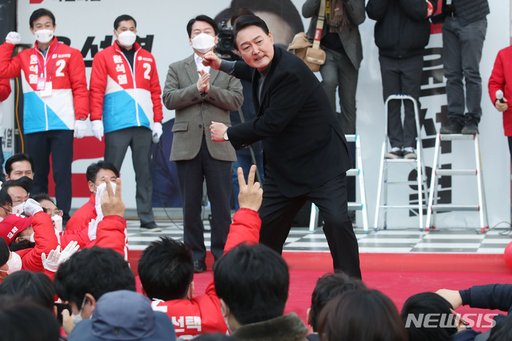 [부산=뉴시스] 전신 기자 = 윤석열 국민의힘 대선 후보가 8일 오후 부산 연제구 온천천에서 열린 '국민이 승리합니다' 부산 거점유세에 참석해 어퍼컷 세리머니를 하고 있다. 2022.03.08. photo1006@newsis.com