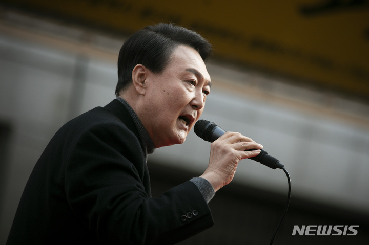 [대구=뉴시스] 전신 기자 = 윤석열 국민의힘 대선 후보가 8일 대구 서문시장에서 시민들을 향해 지지를 호소하고 있다. 2022.03.08. photo1006@newsis.com