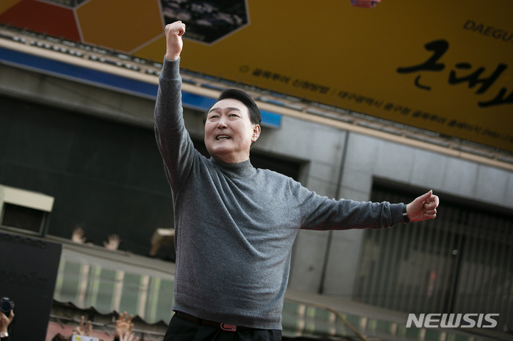 [대구=뉴시스] 전신 기자 = 윤석열 국민의힘 대선 후보가 8일 대구 서문시장에서 시민들을 향해 지지를 호소하고 있다. 2022.03.08. photo1006@newsis.com