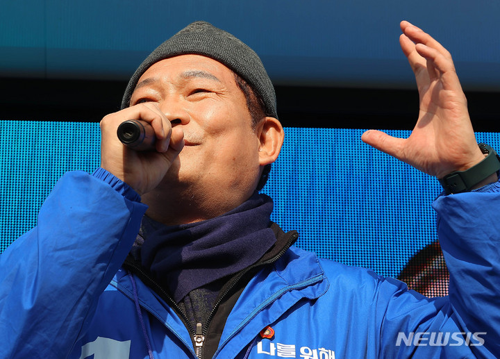 [인천=뉴시스] 국회사진기자단 = 송영길 더불어민주당 대표가 지난 8일 인천 계양구 계산역 인근에서 열린 이재명 대선 후보 유세에 참석해 지지를 호소하고 있다. 2022.03.08. photo@newsis.com