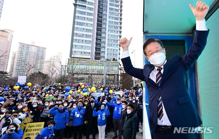 [서울=뉴시스] 국회사진기자단 = 이재명 더불어민주당 대선 후보가 8일 서울 구로구 신도림역 인근에서 유세를 열고 지지를 호소하고 있다. 2022.03.08. photo@newsis.com
