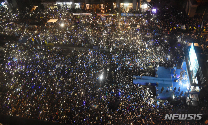 [서울=뉴시스] 국회사진기자단 = 이재명 더불어민주당 대선 후보가 8일 오후 서울 중구 청계광장에서 유세를 하며 지지를 호소하고 있다. 2022.03.08. photo@newsis.com