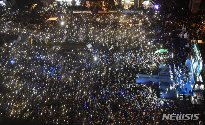 [서울=뉴시스] 국회사진기자단 = 이재명 더불어민주당 대선 후보가 8일 오후 서울 중구 청계광장에서 유세를 하며 지지를 호소하고 있다. 2022.03.08. photo@newsis.com