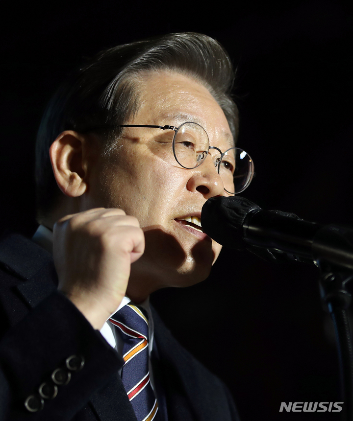 [서울=뉴시스] 국회사진기자단 = 이재명 더불어민주당 대선 후보가 8일 서울 중구 청계광장에서 집중 유세를 열고 지지를 호소하고 있다. 2022.03.08. photo@newsis.com