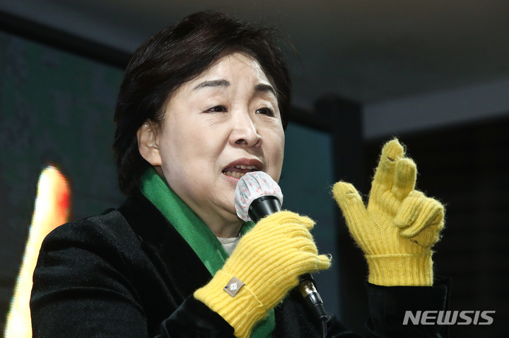 [서울=뉴시스] 국회사진기자단 = 심상정 정의당 대선 후보가 8일 오후 서울 마포구 홍대 상상마당 광장에서 유세를 하며 지지를 호소하고 있다. 2022.03.08. photo@newsis.com