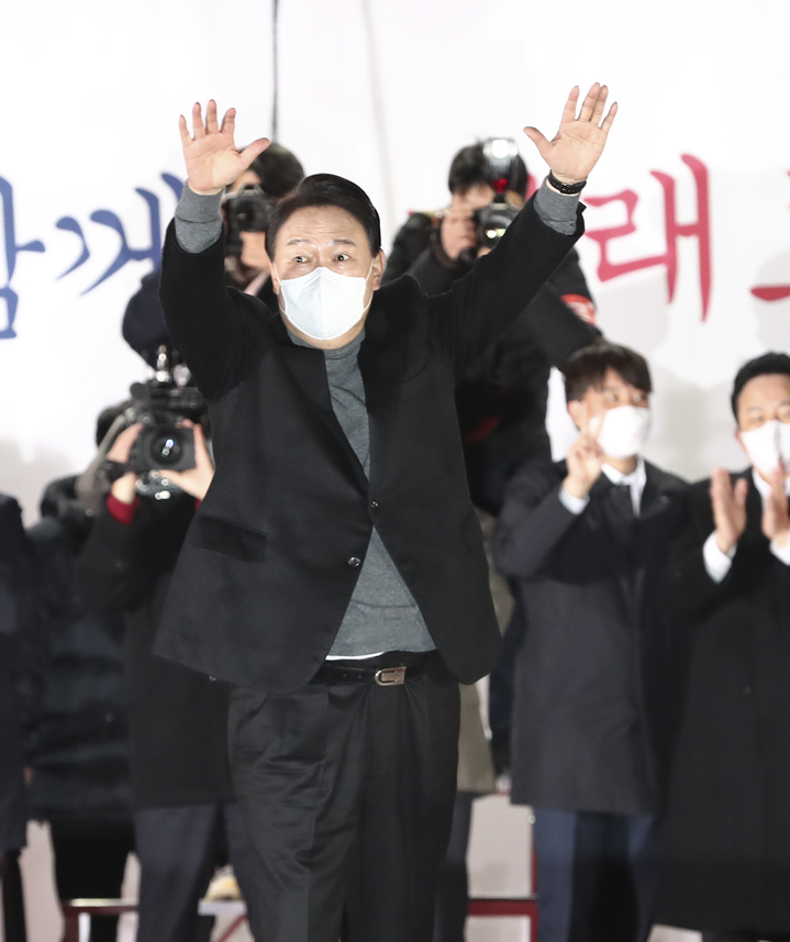 [서울=뉴시스] 국회사진기자단 = 윤석열 국민의힘 대선 후보가 8일 서울 중구 서울시청 광장에서 열란 유세에서 인사하고 있다. 2022.03.08. photo@newsis.com