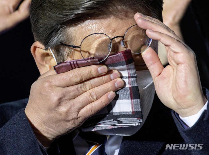 [서울=뉴시스] 국회사진기자단 = 이재명 더불어민주당 대선 후보가 8일 서울 중구 청계광장에서 마지막 집중 유세를 열고 상록수를 합창하던 중 눈물을 닦고 있다. 2022.03.08. photo@newsis.com