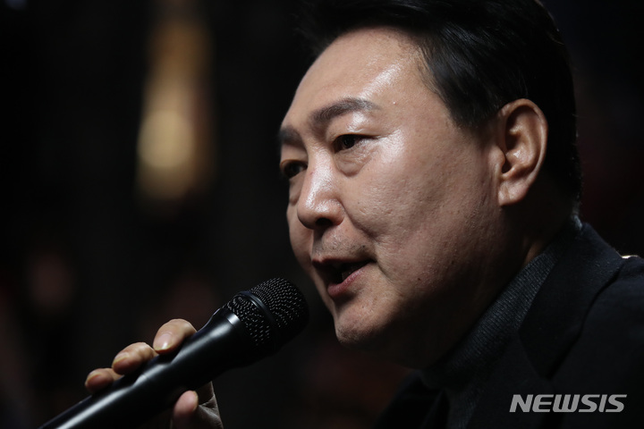 [서울=뉴시스] 전신 기자 = 윤석열 국민의힘 대선후보가 8일 서울 강남역 인근에서 시민들과 만나 지지를 호소하고 있다. 2022.03.08. photo1006@newsis.com