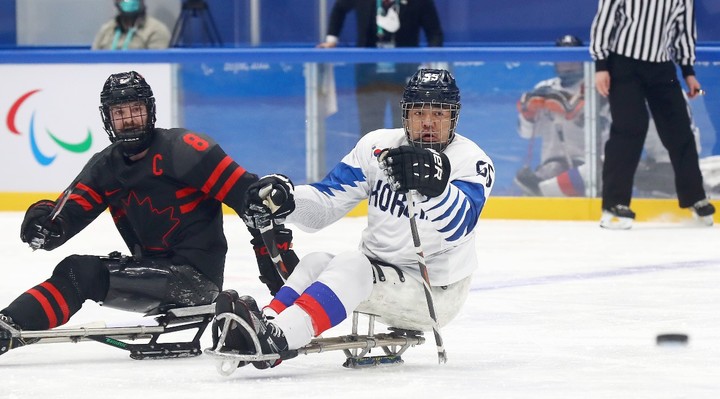 [서울=뉴시스] 캐나다 파라아이스하키 대표팀의 주장 타일러 맥그리거(사진 왼쪽)와 한국 대표팀 주장 장종호. (사진 = 대한장애인체육회 제공) *재판매 및 DB 금지
