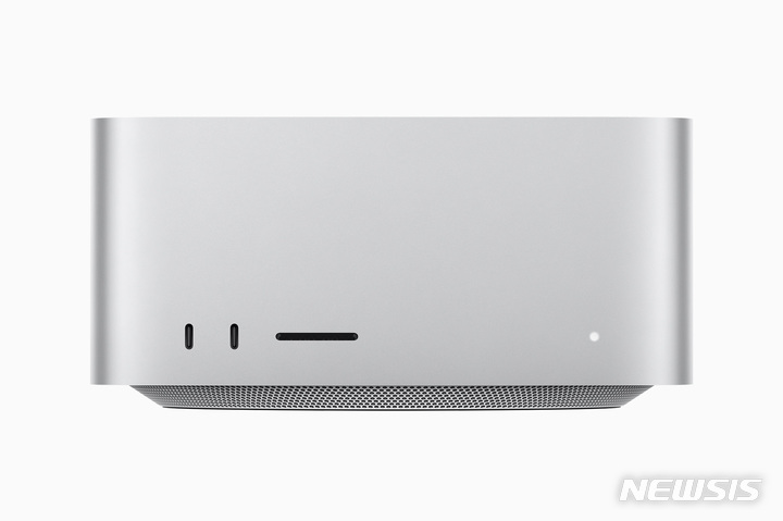 [서울=뉴시스]애플이 9일 공개한 콤팩트한 디자인의 데스크톱 '맥 스튜디오'. (사진=애플 제공)