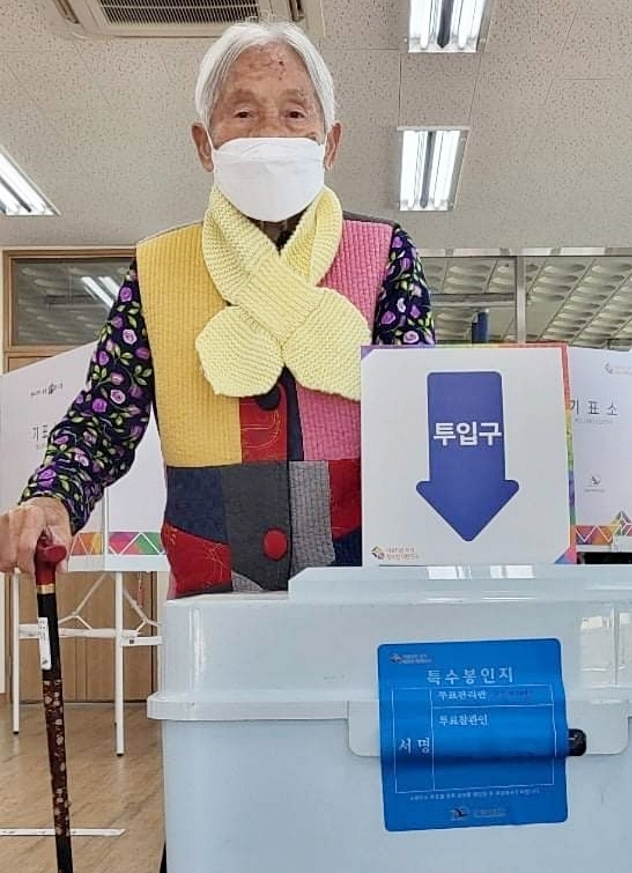 제20대 대선 투표일인 9일 충북 옥천군 최고령 유권자인 이용금(118) 할머니가 청산면 2투표소를 찾아 소중한 한표를 행사하고 있다.2022.03.09.kipoi@newsis.com *재판매 및 DB 금지