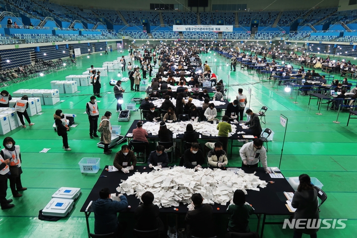 [인천=뉴시스] 김동영 기자 = 9일 오후 인천 남동구 수산동 남동체육관에 마련된 개표소에서 선거관리위원회 관계자들이 투표지를 개표하고 있다. 2022.03.09. dy0121@newsis.com 