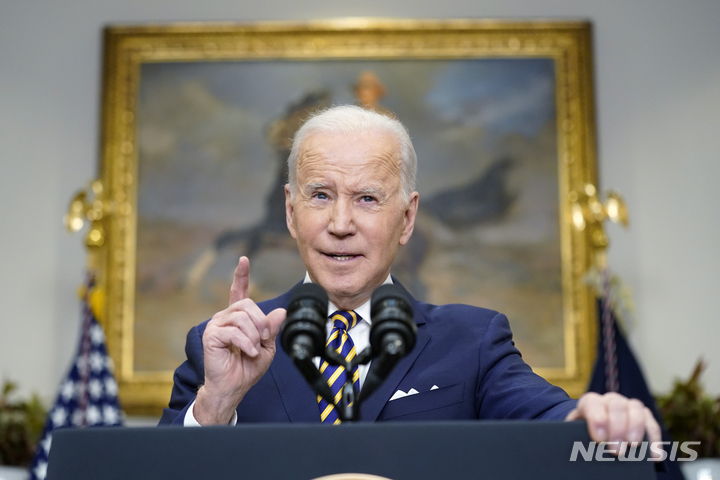 [워싱턴=AP/뉴시스]조 바이든 미국 대통령이 8일(현지시간) 백악관 루스벨트룸에서 러시아산 원유 금수 조치를 발표하고 있다. 2022.03.08.