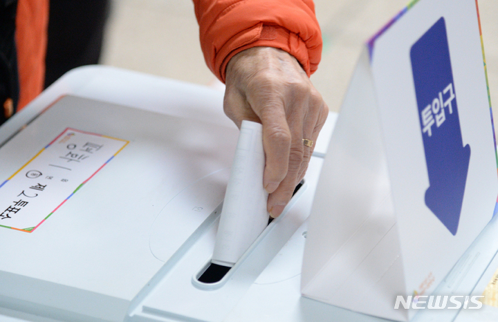 [전주=뉴시스] 김얼 기자 = 제20대 대통령 선거 투표일인 9일 전북 전주시 완산구 남중학교에 마련된 평화1동 제2투표소에서 유권자가 투표를 하고 있다. 2022.03.09. pmkeul@nwsis.com