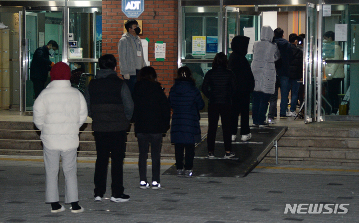 [전주=뉴시스] 김얼 기자 = 제20대 대통령 선거 투표일인 9일 전북 전주시 완산구 남중학교에 마련된 평화1동 제2투표소에서 유권자들이 투표를 하기 위해 줄지어 서 있다. 2022.03.09. pmkeul@nwsis.com