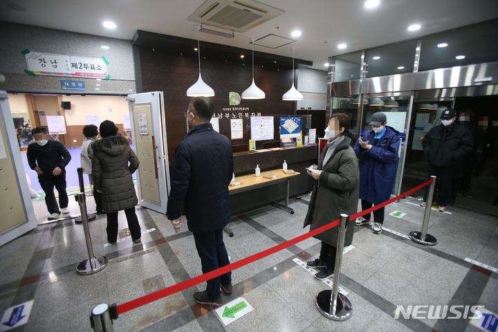 [춘천=뉴시스] 김경목 기자 = 제20대 대통령선거 투표일인 9일 오전 시민들이 강원 춘천시 춘천남부노인복지관 1층 강남동 제2투표소에서 자신의 차례를 기다리고 있다. 2022.03.09. photo31@newsis.com