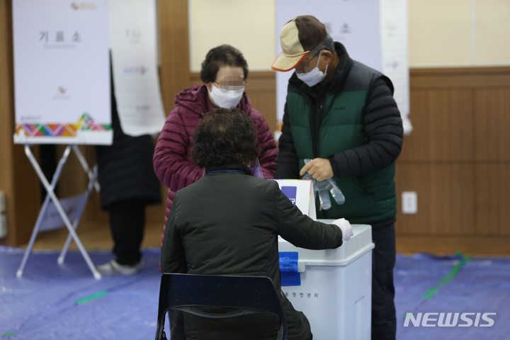 [춘천=뉴시스] 김경목 기자 = 제20대 대통령선거 투표일인 지난 2022년 3월9일 오전 시민들이 강원 춘천시 춘천남부노인복지관 1층 강남동 제2투표소에서 소중한 참정권을 행사하고 있다. 2023.11.22.