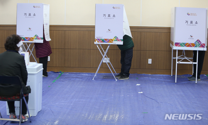 [춘천=뉴시스] 김경목 기자 = 제20대 대통령선거 투표일인 9일 오전 시민들이 강원 춘천시 춘천남부노인복지관 1층 강남동 제2투표소에서 소중한 참정권을 행사하고 있다. 2022.03.09. photo31@newsis.com