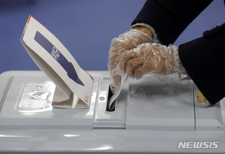 [서울=뉴시스] 고승민 기자 = 제20대 대통령선거일인 9일 서울 중구 다산동 제4투표소(장수경로당)을 찾은 시민이 소중한 한 표를 행사하고 있다. 2022.03.09. kkssmm99@newsis.com