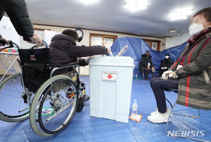 [서울=뉴시스] 고승민 기자 = 제20대 대통령선거일인 9일 서울 중구 다산동 제4투표소(장수경로당)을 찾은 시민이 소중한 한 표를 행사하고 있다. 2022.03.09. kkssmm99@newsis.com