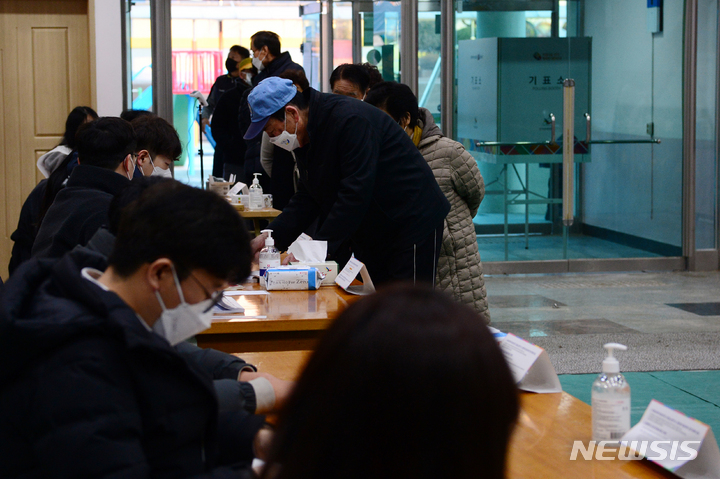 [남해=뉴시스] 차용현 기자 = 제20대 대통령선거 투표일인 9일 오전 경남 남해군 남해읍 해양초등학교에 마련된 남해읍 제4투표소에서 유권자들이 투표를 하기 위해 줄을 서 있다. 2022.03.09. con@newsis.com