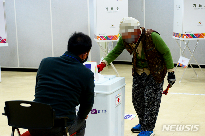 [남해=뉴시스] 차용현 기자 = 제20대 대통령선거 투표일인 9일 오전 경남 남해군 화전도서관에 마련된 남해읍 제1투표소에서 한 유권자가 소중한 한표를 행사하고 있다. 2022.03.09. con@newsis.com