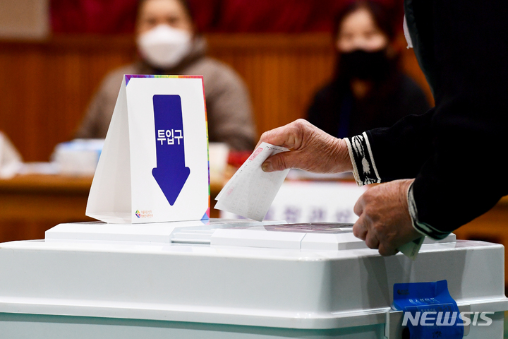 [남해=뉴시스] 차용현 기자 = 제20대 대통령선거 투표일인 9일 오전 경남 남해군 남해읍 해양초등학교에 마련된 남해읍 제4투표소에서 유권자들이 소중한 한표를 행사하고 있다. 2022.03.09. con@newsis.com