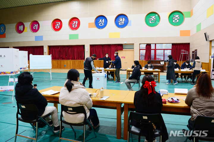 [남해=뉴시스] 차용현 기자 = 제20대 대통령선거 투표일인 9일 오전 경남 남해군 남해읍 해양초등학교에 마련된 남해읍 제4투표소에서 유권자들이 소중한 한표를 행사하고 있다. 2022.03.09. con@newsis.com