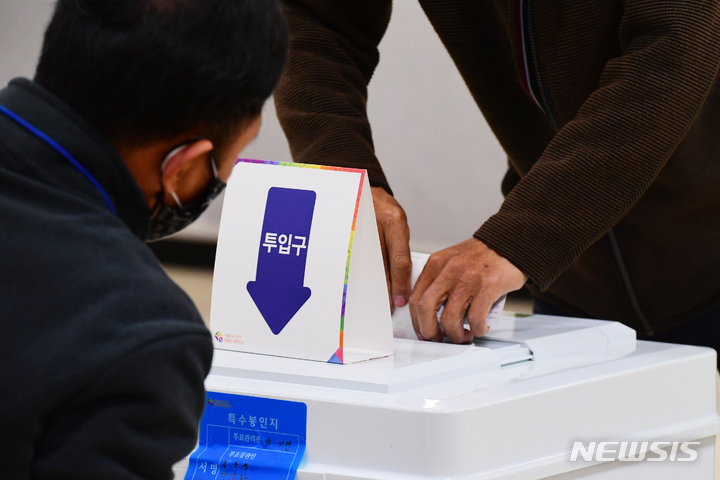 [남해=뉴시스] 차용현 기자 = 제20대 대통령선거 투표일인 9일 오전 경남 남해군 화전도서관에 마련된 남해읍 제1투표소에서 유권자들이 소중한 한표를 행사하고 있다. 2022.03.09. con@newsis.com