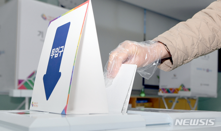 [광주=뉴시스] 유권자가 소중한 한표를 투표함에 넣고 있다. (사진=뉴시스DB) 2022.03.09. hgryu77@newsis.com