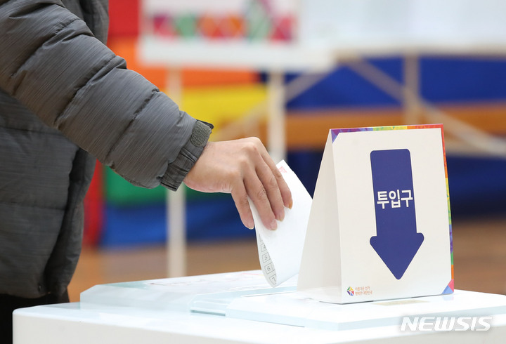 [제주=뉴시스] 우장호 기자 = 제20대 대통령선거일인 9일 오전 제주시 오라초등학교에 마련된 투표소에서 시민들이 소중한 한 표를 행사하고 있다. 2022.03.09. woo1223@newsis.com