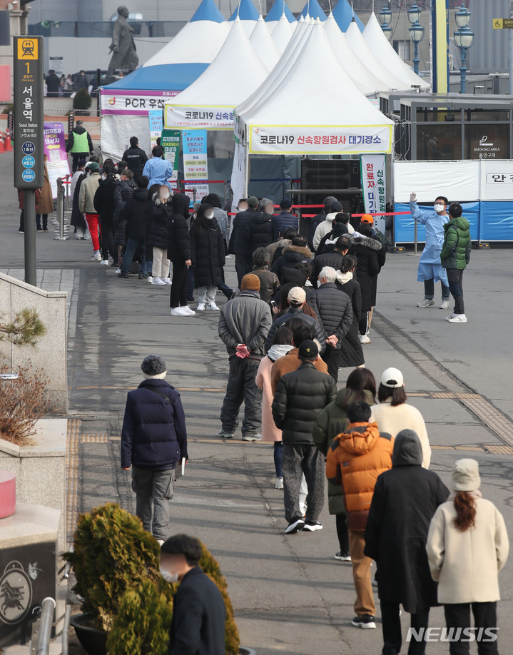 [서울=뉴시스] 조수정 기자 = 0시 기준 코로나19 신규확진자수가 34만2446명 발생하며 역대 최다로 집계된 9일 오전 서울 중구 서울역 임시선별검사소에서 시민들이 검사를 받기 위해 기다리고 있다. 이날 오전 서울역 선별검사소는 인터넷 장애로 인해 PCR 검사를 일시 중단하고 신속항원검사로 받을수 있도록 안내하고 있다. 2022.03.09. chocrystal@newsis.com