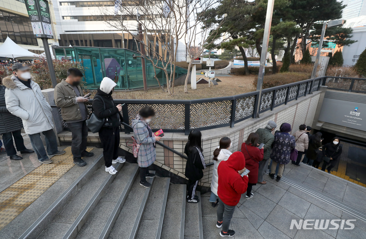 [서울=뉴시스] 조성우 기자 = 코로나19 신규 확진자가 34만 2,446명으로 역대 최다를 기록한 9일 오전 서울 송파구 보건소 선별진료소에서 검사 대기줄이 지하보도까지 이어져 있다. 2022.03.09. xconfind@newsis.com