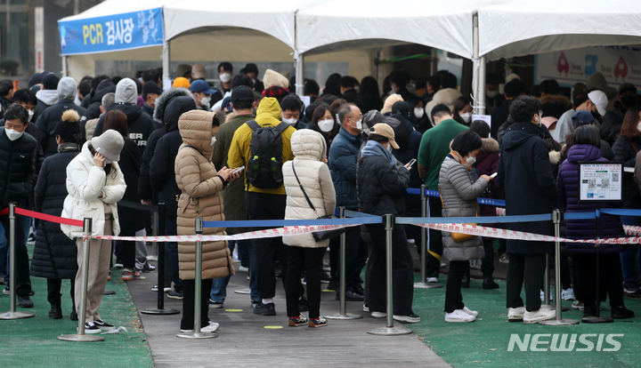 [서울=뉴시스] 조성우 기자 = 코로나19 신규 확진자가 34만 2,446명으로 역대 최다를 기록한 9일 오전 서울 송파구 보건소 선별진료소에서 시민들 검사를 받기 위해 줄 서 있다. 2022.03.09. xconfind@newsis.com