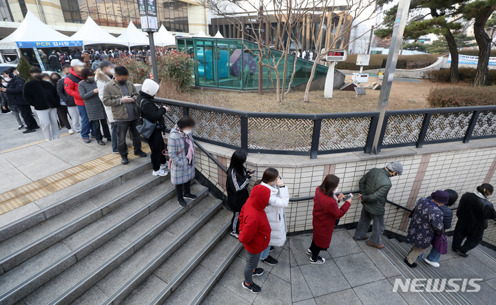 [서울=뉴시스] 조성우 기자 = 코로나19 신규 확진자가 34만 2,446명으로 역대 최다를 기록한 9일 오전 서울 송파구 보건소 선별진료소에서 검사 대기줄이 지하보도까지 이어져 있다. 2022.03.09. xconfind@newsis.com