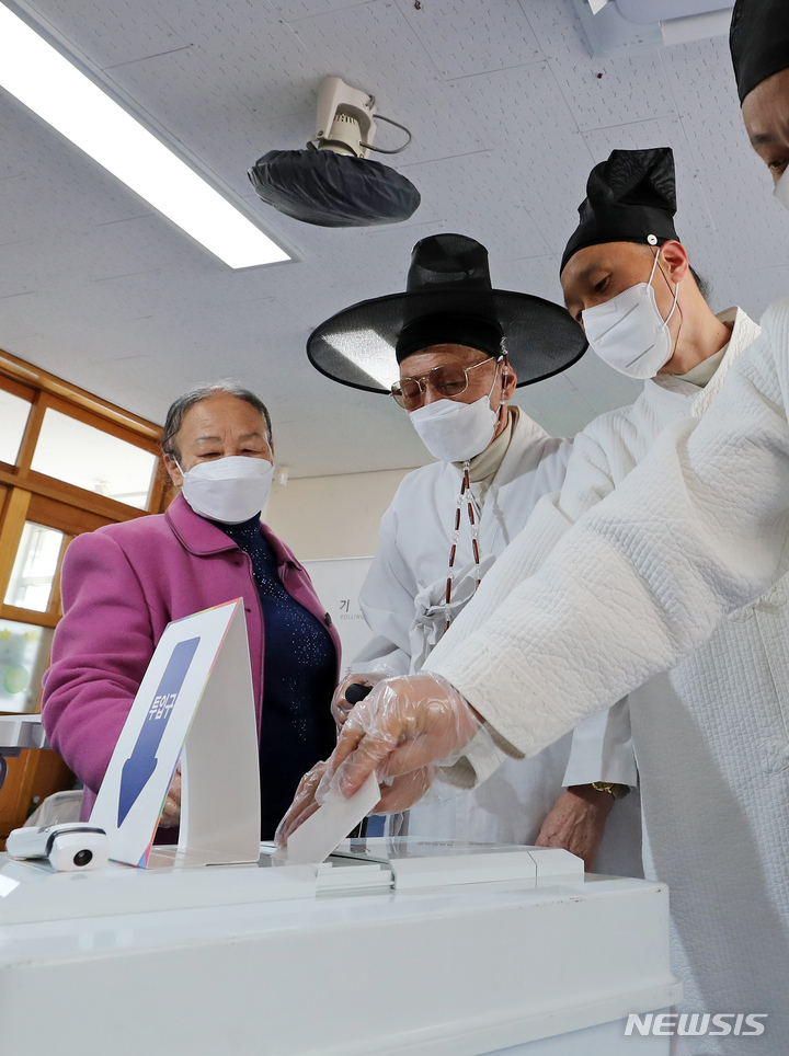 [논산=뉴시스] 강종민 기자 = 제20대 대통령선거 투표일인 9일 오전 충남 논산시 연산면의 한 투표소에서 양지서당 유복엽 훈장님과 가족들이 소중한 한표를 행사하고 있다. (공동취재사진) 2022.03.09. photo@newsis.com