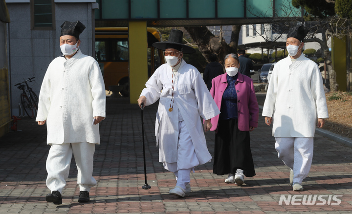 [논산=뉴시스] 강종민 기자 = 제20대 대통령선거 투표일인 9일 오전 충남 논산시 연산면의 한 투표소에서 양지서당 유복엽 훈장님과 가족들이 소중한 한표 행사를 위해 투표소로 향하고 있다. 2022.03.09. ppkjm@newsis.com