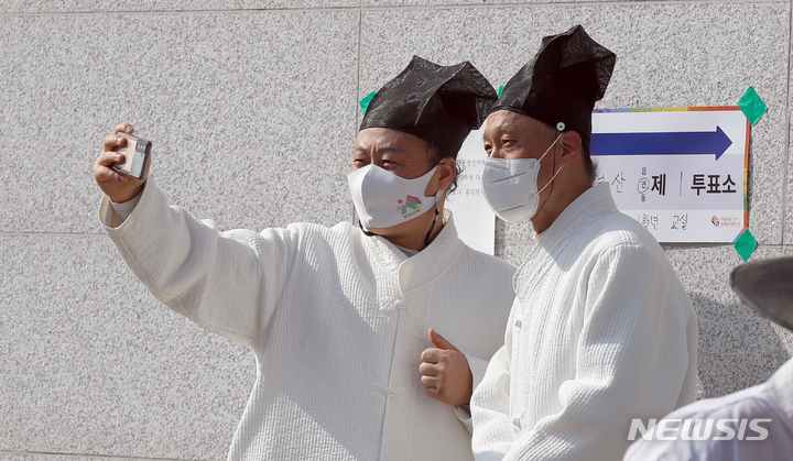 [논산=뉴시스] 강종민 기자 = 제20대 대통령선거 투표일인 9일 오전 충남 논산시 연산면의 한 투표소에서 양지서당 유복엽 훈장님과 가족들이 소중한 한표를 행사한 뒤 인증샷을 남기고 있다. 2022.03.09. ppkjm@newsis.com