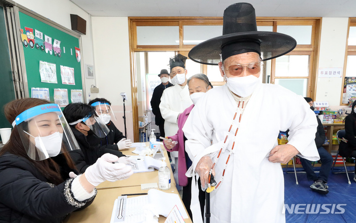 [논산=뉴시스] 강종민 기자 = 제20대 대통령선거 투표일인 9일 오전 충남 논산시 연산면의 한 투표소에서 양지서당 유복엽 훈장님과 가족들이 소중한 한표를 행사하고 있다. 2022.03.09. ppkjm@newsis.com