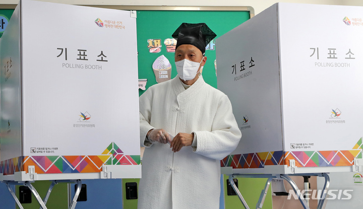 [논산=뉴시스] 강종민 기자 = 제20대 대통령선거 투표일인 9일 오전 충남 논산시 연산면의 한 투표소에서 양지서당 유복엽 훈장님 가족이 소중한 한표를 행사하고 있다. (공동취재사진) 2022.03.09. photo@newsis.com