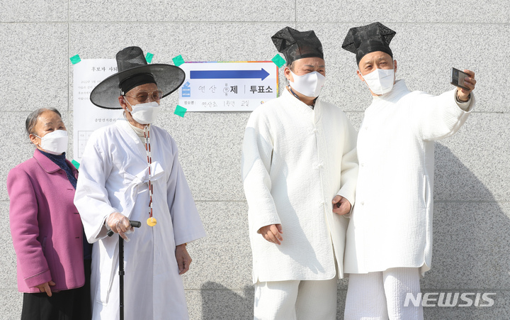 [논산=뉴시스] 강종민 기자 = 제20대 대통령선거 투표일인 9일 오전 충남 논산시 연산면의 한 투표소에서 양지서당 유복엽 훈장님과 가족들이 소중한 한표를 행사한 뒤 인증샷을 남기고 있다. 2022.03.09. ppkjm@newsis.com