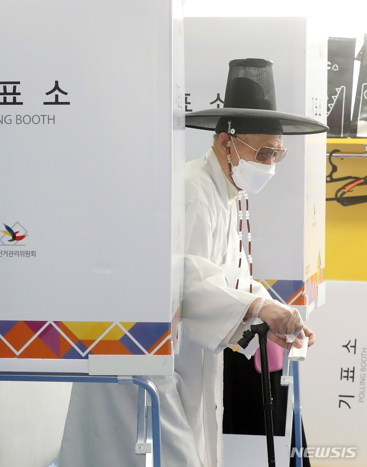 [논산=뉴시스] 강종민 기자 = 제20대 대통령선거 투표일인 9일 오전 충남 논산시 연산면의 한 투표소에서 양지서당 유복엽 훈장 어른이 소중한 한표를 행사하고 있다. 2022.03.09. ppkjm@newsis.com