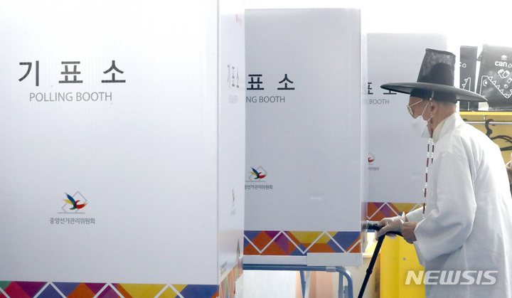 [논산=뉴시스] 강종민 기자 = 제20대 대통령선거 투표일인 9일 오전 충남 논산시 연산면의 한 투표소에서 양지서당 유복엽 훈장 어른이 소중한 한표를 행사하고 있다. 2022.03.09. ppkjm@newsis.com
