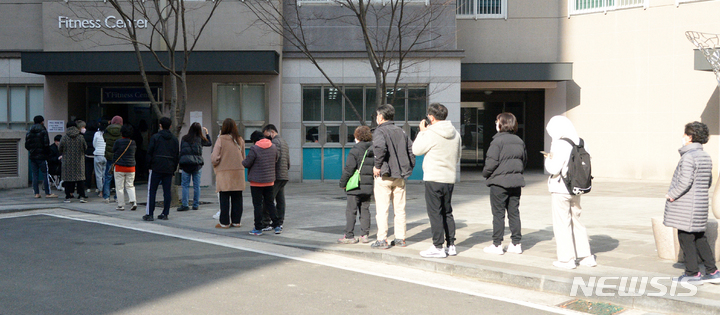 [전주=뉴시스] 김얼 기자 = 제20대 대통령선거 투표일인 9일 전북 전주시 완산구 이안아파트 피트니스 센터에 마련된 삼천1동 제2투표소를 찾은 유권자들이 투표를 하기 위해 줄지어 서 있다. 2022.03.09. pmkeul@nwsis.com