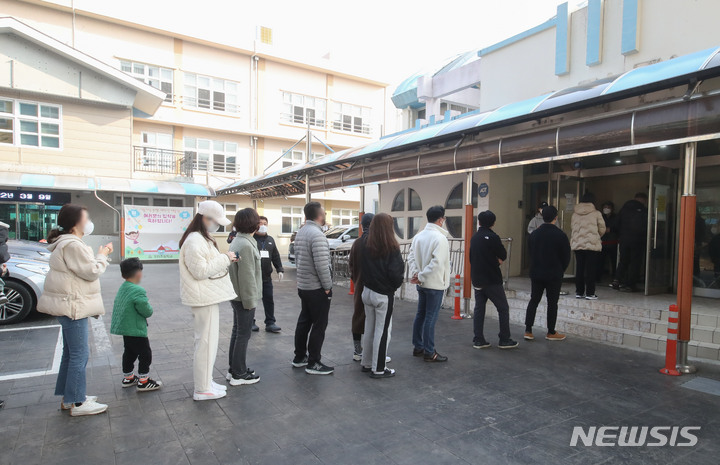 [제주=뉴시스] 우장호 기자 = 제20대 대통령선거일인 9일 제주시 오라초등학교에 마련된 투표소에서 소중한 한 표를 행사하려는 시민들의 발걸음이 이어지고 있다. 사진은 이사안과 관련이 없음. 2022.03.09. woo1223@newsis.com