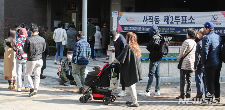 [서울=뉴시스] 권창회 기자 = 제20대 대통령선거날인 9일 오전 서울 종로구 사직동 제2 투표소에서 유권자들이 투표를 하기위해 줄 서 있다. 2022.03.09. kch0523@newsis.com